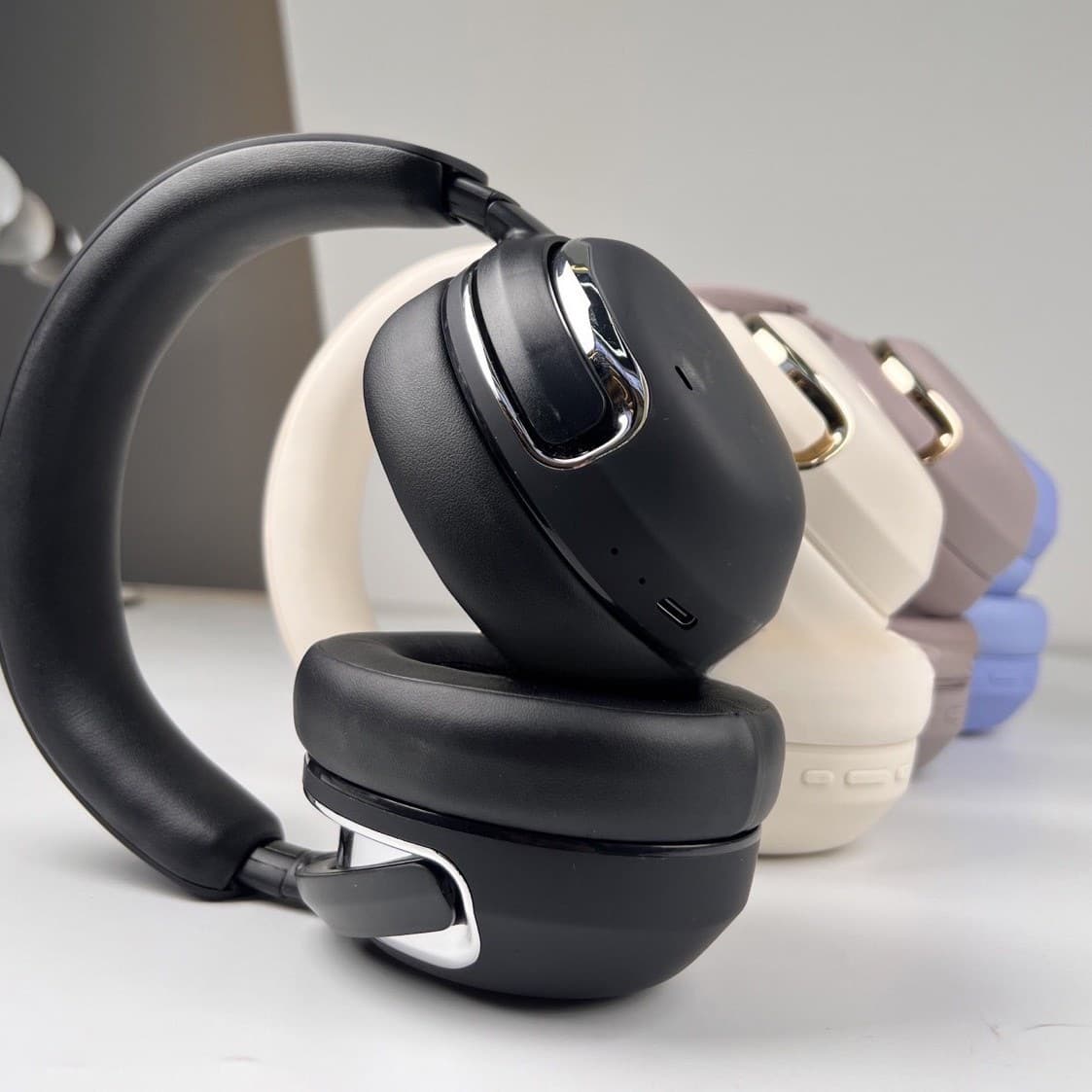 Trådløse over-ear hodetelefoner med aktiv støydemping og mikrofon